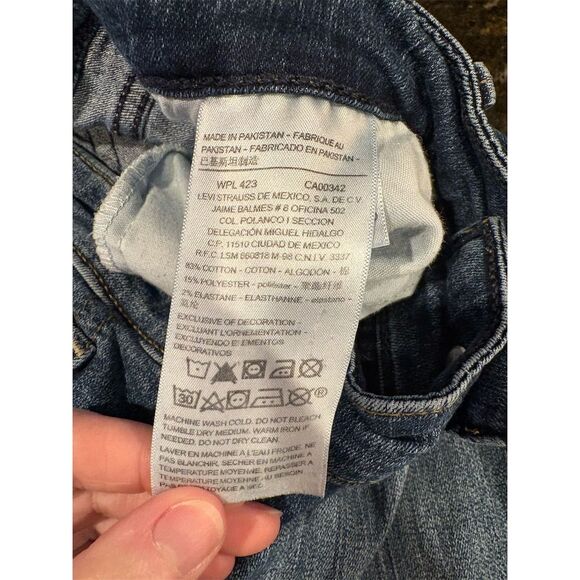 Levi Strauss Women's Capri Jeans Size 16 Plus Blue Mid-Rise Denim - Picture 7 of 9